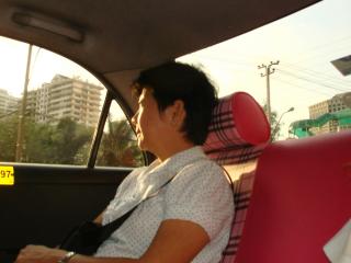 Pink Toyota Corlla Taxi hátsó ülésén