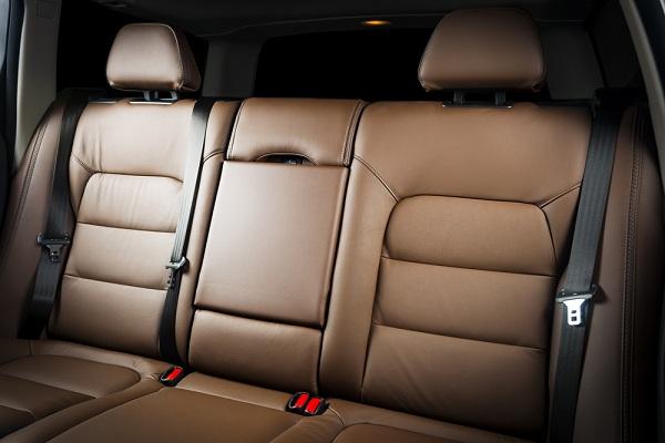 Utasoldali hátsó bőrülések javítása