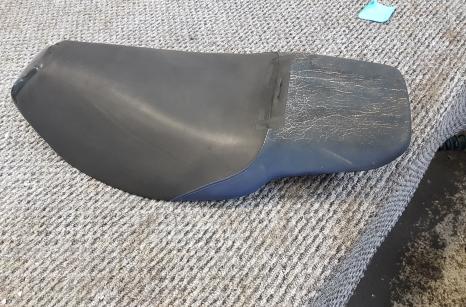 Motor ülés kárpitozása - kárpitozás előtt, szakadt