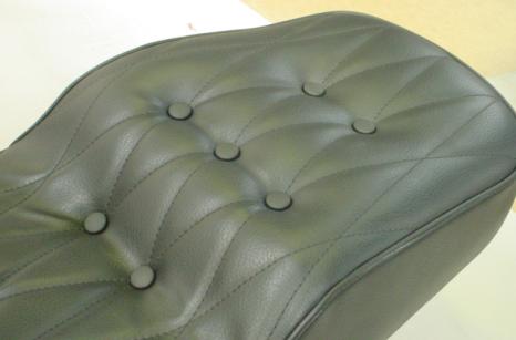 Mélytűzött bőr motorülés