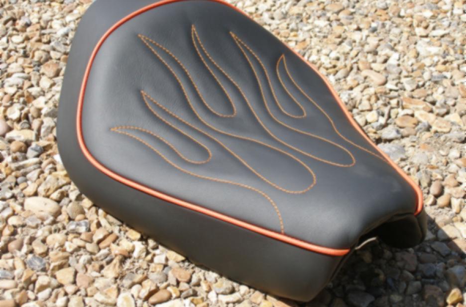 Motorülés láng mintájú díszvarrással