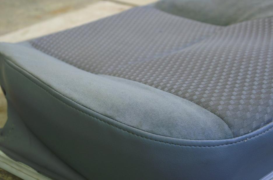 Felújított ülés varrása